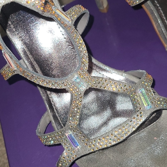 Silver Heels - Picture 3 of 4